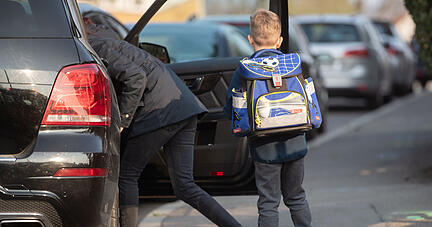 01.04.2019, Baden-Württemberg, Stuttgart: Ein Grundschüler steht während eines Aktionstags des Auto Club Europa (ACE) in der Nähe einer Schule vor einem Auto, aus dem er eben ausgestiegen ist. Ehrenamtliche des ACE dokumentierten den morgendlichen Verkehr, der entsteht, wenn Eltern ihre Kinder mit dem Auto zur Schule bringen. (zu dpa "Chaos vor Schulen - Aktion weist auf Gefahr durch «Elterntaxis» hin" vom 01.04.2019) Foto: Marijan Murat/dpa +++ dpa-Bildfunk +++ 01.04.2019, Baden-Württemberg, Stuttgart: Ein Grundschüler steht während eines Aktionstags des Auto Club Europa (ACE) in der Nähe einer Schule vor einem Auto, aus dem er eben ausgestiegen ist. Ehrenamtliche des ACE dokumentierten den morgendlichen Verkehr, der entsteht, wenn Eltern ihre Kinder mit dem Auto zur Schule bringen. (zu dpa "Chaos vor Schulen - Aktion weist auf Gefahr durch «Elterntaxis» hin" vom 01.04.2019) Foto: Marijan Murat/dpa +++ dpa-Bildfunk +++