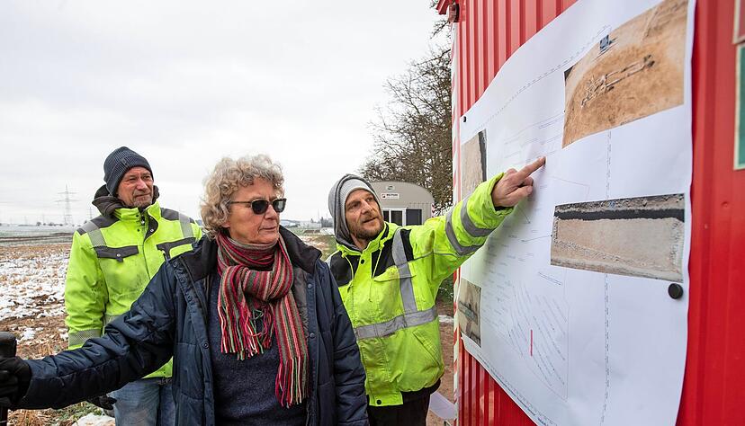 Andrea Neth, Steffen Berger (rechts) und Przemyslaw Sikora erläutern die entdeckten Fundorte in den "Steinäckern". Andrea Neth, Steffen Berger (rechts) und Przemyslaw Sikora erläutern die entdeckten Fundorte in den "Steinäckern".