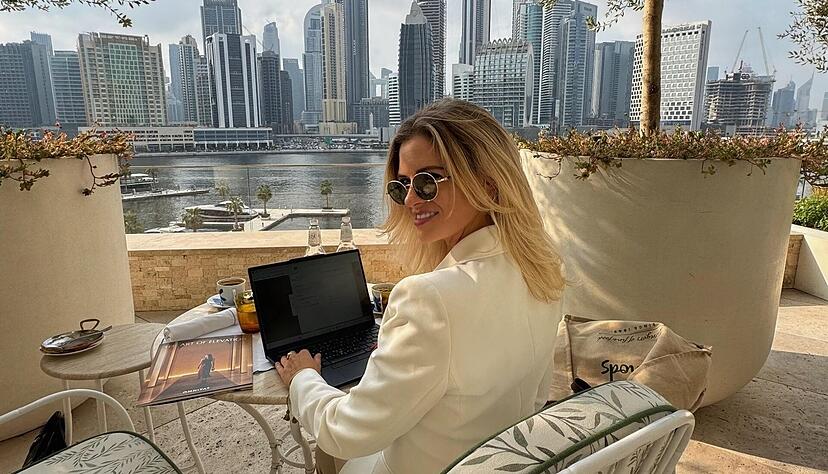 Als Senior Real Estate Agent kennt sie die Welt der High-End-Immobilien bis ins kleinste Detail. Als Senior Real Estate Agent kennt sie die Welt der High-End-Immobilien bis ins kleinste Detail.