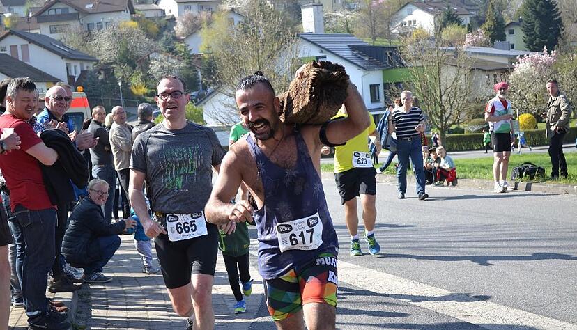 Wo er bei Wettk&auml;mpfen mit seinem Baumstamm auf dem R&uuml;cken auftaucht, erntet der Extremsportler Begeisterung und ungl&auml;ubiges Staunen: Mehmet Topy&uuml;rek im Einsatz.
Fotos: privat