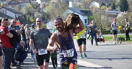 Wo er bei Wettk&auml;mpfen mit seinem Baumstamm auf dem R&uuml;cken auftaucht, erntet der Extremsportler Begeisterung und ungl&auml;ubiges Staunen: Mehmet Topy&uuml;rek im Einsatz.
Fotos: privat
