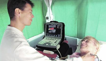 Ultraschall macht's m&ouml;glich: Dr. Urs Riemann untersucht, ob die Halsschlagader des Patienten noch frei und durchl&auml;ssig oder schon gef&auml;hrlich verengt ist. (Foto: Dittmar Dirks)