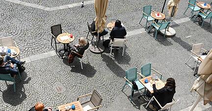 Der Außenbereich eines Lokals in Mainz. Die Corona-Lockerungen haben die Geschäfte von Hoteliers und Gastwirten im Mai etwas belebt.
