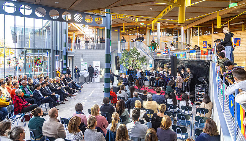 Offizielle Einweihungsfeier im erneuerten Bestandsgeb&auml;ude: Kreative Beitr&auml;ge der Schulgemeinschaft, wie der Aufritt der Bl&auml;sergruppe, d&uuml;rfen nicht fehlen.
Foto: Lina Bihr