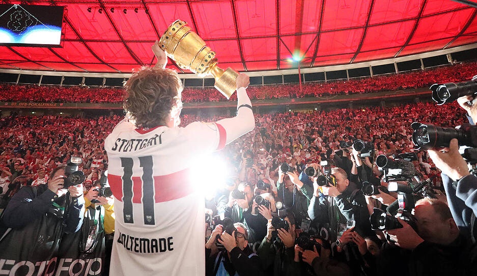 Nick Woltemade traf in jedem Pokalspiel diese Saison. Die Trophäe präsentierte er den mitgereisten VfB-Fans.