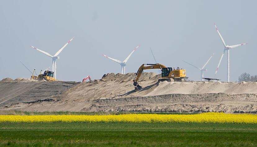 Die Landesschutzdeiche in Schleswig-Holstein werden zu sogenannten Klimadeichen ausgebaut. (Archivbild)