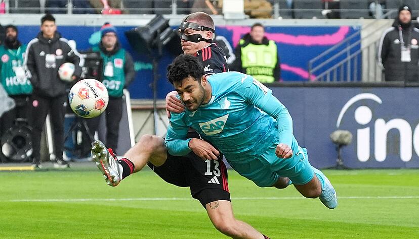 Kommt ein Hoffenheimer geflogen: Ozan Kabak (r) im Duell mit Frankfurts Rasmus Kristensen.