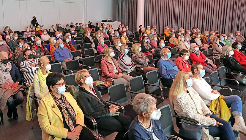 Knapp 200 Besucherinnen und wenige männliche Besucher kamen zur Abendvorlesung unter der Pyramide der Kreissparkasse. Knapp 200 Besucherinnen und wenige männliche Besucher kamen zur Abendvorlesung unter der Pyramide der Kreissparkasse.