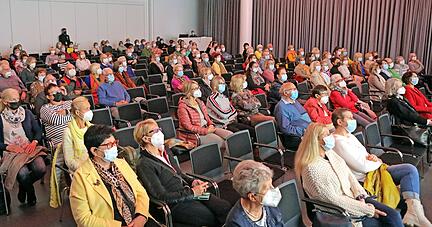 Knapp 200 Besucherinnen und wenige m&auml;nnliche Besucher kamen zur Abendvorlesung unter der Pyramide der Kreissparkasse.