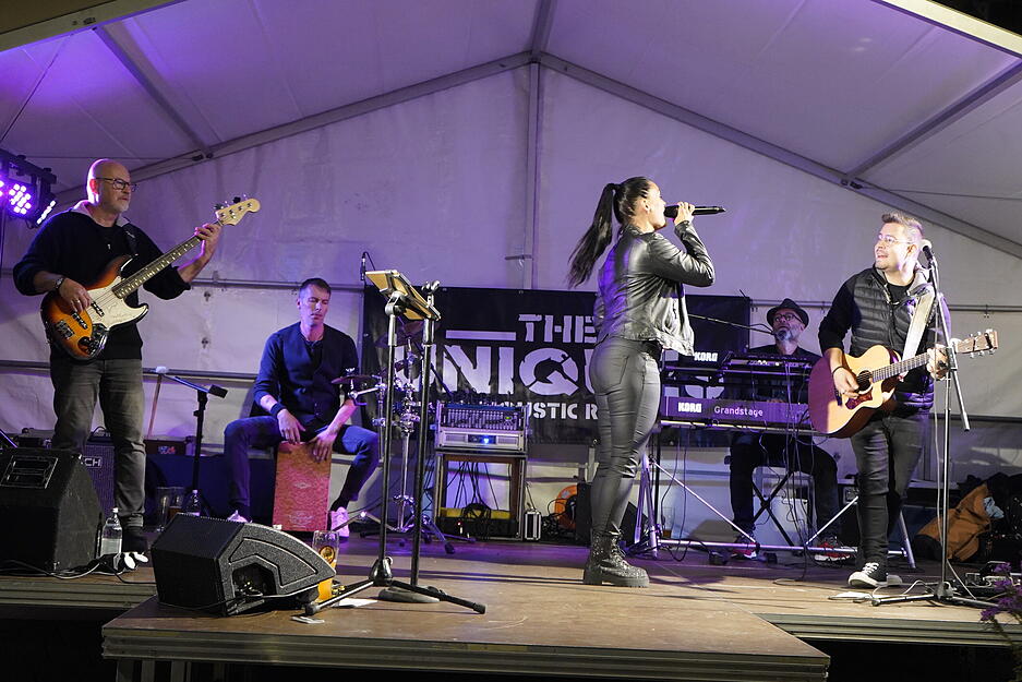 Die Band heizt am Abend das Publikum auf dem Brettacher Markt ein.
