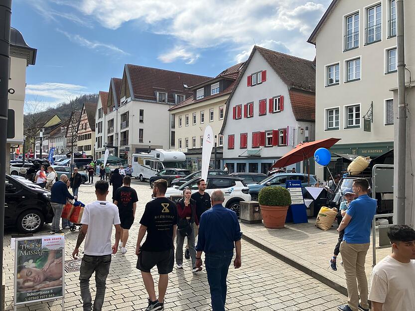 Das gute Wetter lockt viele Menschen in die Stadt nach Künzelsau.
