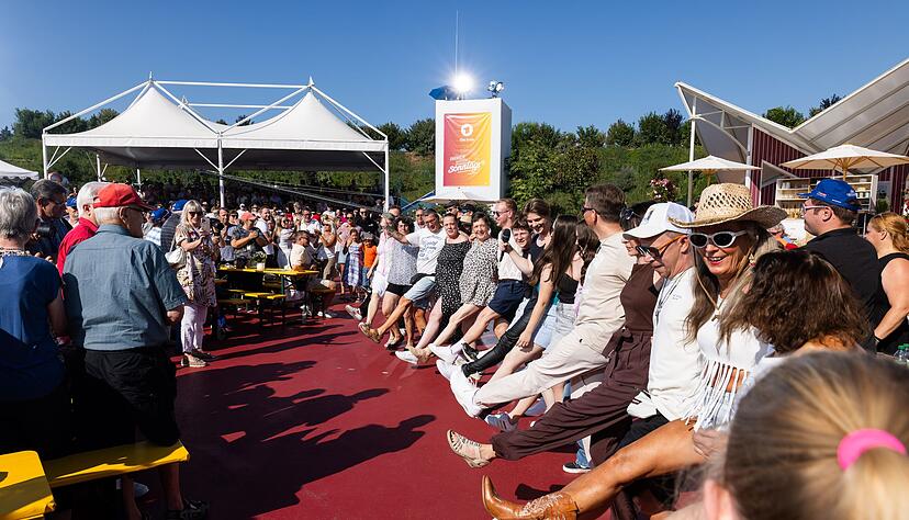 S&auml;nger Vincent Gross (mit Mikrofon) tanzte im Vorfeld der Sendung &laquo;Immer wieder sonntags&raquo; mit den Zuschauern Sirtaki. (Archivbild)