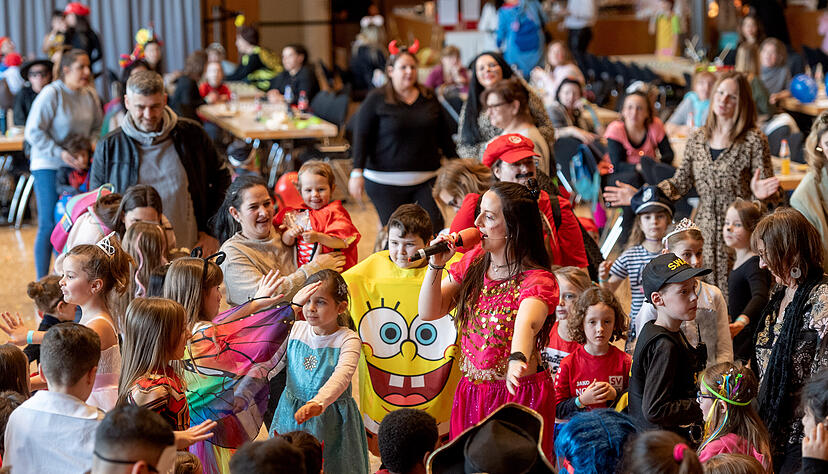 Die j&uuml;ngsten Karnevalisten feiern beim Kinderfasching in der Harmonie