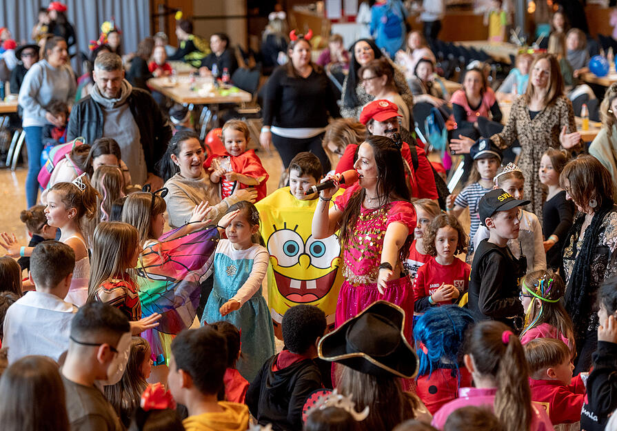 Die j&uuml;ngsten Karnevalisten feiern beim Kinderfasching in der Harmonie