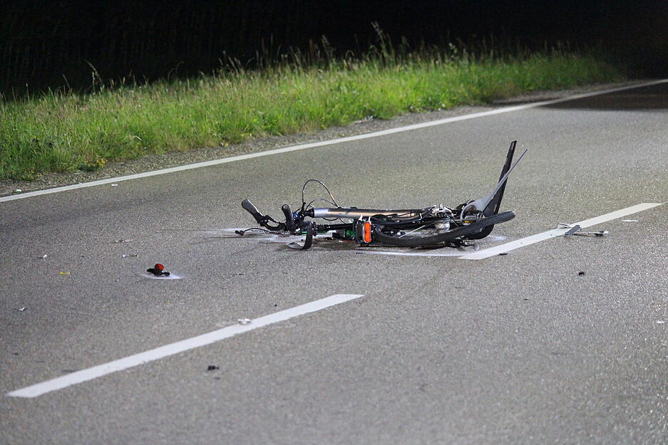 Obwohl Reanimationsmaßnahmen schnell eingeleitet wurden, starb der Radfahrer noch vor Ort. Obwohl Reanimationsmaßnahmen schnell eingeleitet wurden, starb der Radfahrer noch vor Ort.