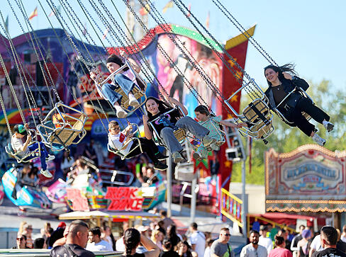 Viele Besucher genie&szlig;en am Freitag das Heilbronner Maifest auf der Theresienwiese bei fr&uuml;hlingshaftem Wetter.