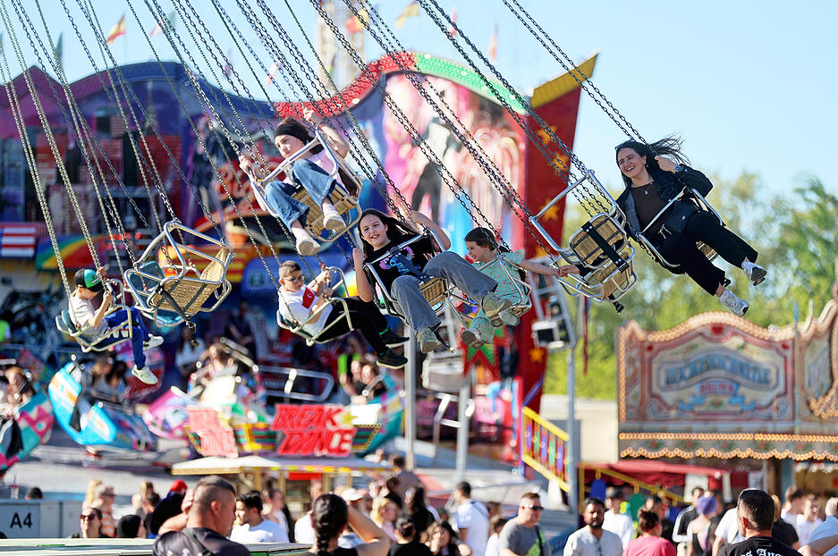 Viele Besucher genie&szlig;en am Freitag das Heilbronner Maifest auf der Theresienwiese bei fr&uuml;hlingshaftem Wetter.