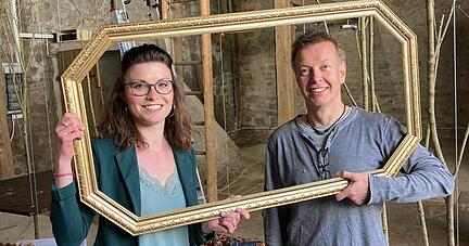Maria von Berg und Frank Tichlers von der Wimsheimer Firma Floral Konzept haben schon seit Jahren Erfahrung mit Gartenschauen gesammelt. Bei der Buga in Erfurt sahnten sie für ihre Werkstücke sogar Preise ab.
Foto: Susanne Schwarzbürger Maria von Berg und Frank Tichlers von der Wimsheimer Firma Floral Konzept haben schon seit Jahren Erfahrung mit Gartenschauen gesammelt. Bei der Buga in Erfurt sahnten sie für ihre Werkstücke sogar Preise ab.
Foto: Susanne Schwarzbürger
