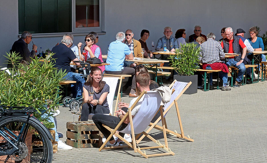 Tag der offenen Weingüter im Hof vom Weingut Albrecht-Gurrath.