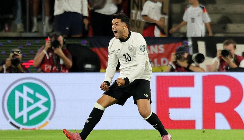 Nadiem Amiri feiert nach seinem ersten Länderspieltreffer.