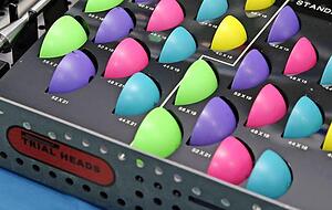 Mit Testst&uuml;cken ermittelt der Operateur die passenden Ma&szlig;e des Gelenks.