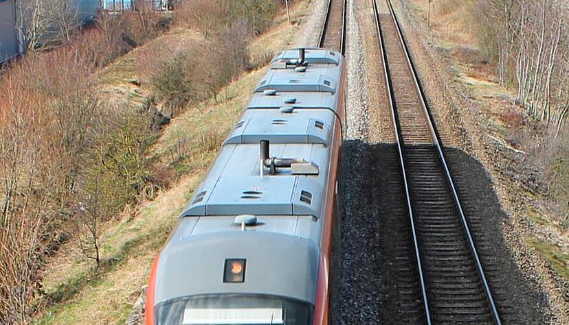 Soll k&uuml;nftig elektrisch fahren: Die Hohenlohebahn, zwischen Waldenburg und Hessental.
Foto: Archiv/Reichert