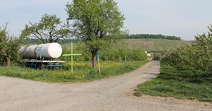 Zwischen Obstbäumen und Reben soll auf dem Dorfberg in Affaltrach ein 30 Meter hoher Mobilfunkmasten errichtet werden. Bürger begehren auf.
Foto: Sabine Friedrich Zwischen Obstbäumen und Reben soll auf dem Dorfberg in Affaltrach ein 30 Meter hoher Mobilfunkmasten errichtet werden. Bürger begehren auf.
Foto: Sabine Friedrich