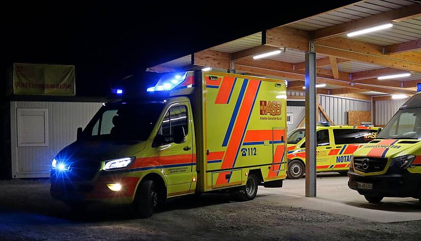 Wenn jemand dringend Hilfe braucht, brausen sie los: Sanitäter und Notarzt, die permanent in der Wache im Neuensteiner Teilort auf den Einsatz warten.