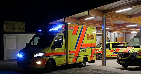 Wenn jemand dringend Hilfe braucht, brausen sie los: Sanitäter und Notarzt, die permanent in der Wache im Neuensteiner Teilort auf den Einsatz warten. Wenn jemand dringend Hilfe braucht, brausen sie los: Sanitäter und Notarzt, die permanent in der Wache im Neuensteiner Teilort auf den Einsatz warten.