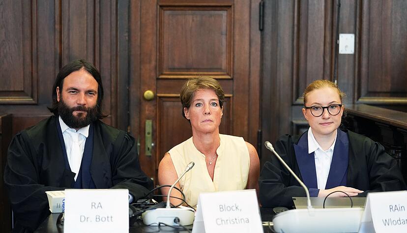 Neben ihren Anwälten wird künftig auch der ehemalige Regierungssprecher Béla Anda für die angeklagte Unternehmerin Christina Block (Mitte) tätig werden. (Archivbild)