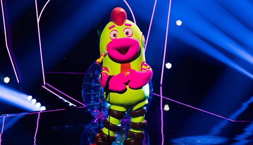 Für sie war es in Folge 3 vorbei: Schauspielerin Natalia Wörner steckte in diesem farbenfrohen Kostüm - es war ein Hunde-Kauspielzeug namens «Quietsch». Für sie war es in Folge 3 vorbei: Schauspielerin Natalia Wörner steckte in diesem farbenfrohen Kostüm - es war ein Hunde-Kauspielzeug namens «Quietsch».