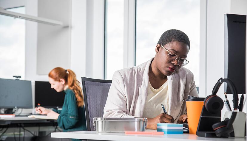 Den Job wechseln oder bleiben? Zwischen gesunder Selbstf&uuml;rsorge und vorschneller K&uuml;ndigung liegt oft ein kl&auml;rendes Gespr&auml;ch.