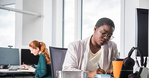 Den Job wechseln oder bleiben? Zwischen gesunder Selbstf&uuml;rsorge und vorschneller K&uuml;ndigung liegt oft ein kl&auml;rendes Gespr&auml;ch.