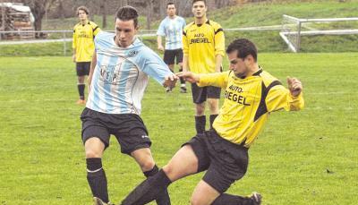 Der Hohebacher Sven Engert (links) wird gerade noch gestoppt. Am Ende gewann der Tabellendritte gegen Igersheim aber mit 4:2.Foto: Kurt Gesper