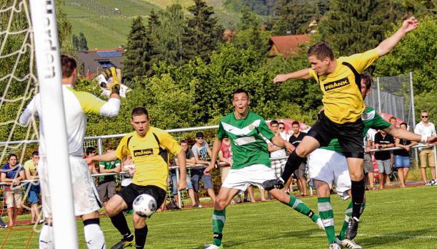 Der Auftakt eines turbulenten Abends: Daniel Braun (links) sorgt in der 3. Minute für das 1:0 des SV Morsbach. Der Auftakt eines turbulenten Abends: Daniel Braun (links) sorgt in der 3. Minute für das 1:0 des SV Morsbach.