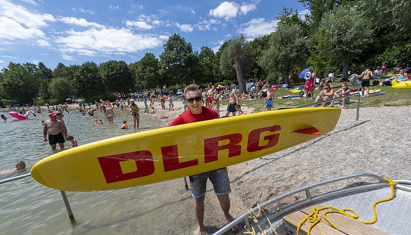 Neben zwei Rettungsbooten gibt es auch zwei Rettungsbretter am Breitenauer See, mit denen die DLRG-Einsatzkräfte schnell bei einem Schwimmer in Not im Wasser sind.
Foto: Mario Berger Neben zwei Rettungsbooten gibt es auch zwei Rettungsbretter am Breitenauer See, mit denen die DLRG-Einsatzkräfte schnell bei einem Schwimmer in Not im Wasser sind.
Foto: Mario Berger