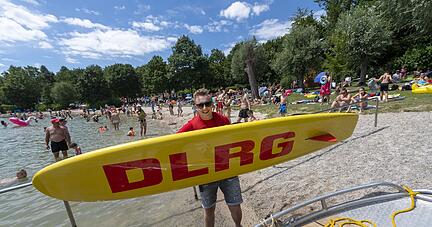 Neben zwei Rettungsbooten gibt es auch zwei Rettungsbretter am Breitenauer See, mit denen die DLRG-Einsatzkräfte schnell bei einem Schwimmer in Not im Wasser sind.
Foto: Mario Berger