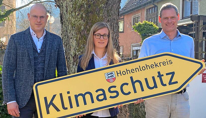 Joachim Schröder (rechts) und Janina Schüßler wollen den Klimaschutz voranbringen. Sebastian Damm, Geschäftsführer der Abfallwirtschaft, begrüßt sie.
Foto: privat