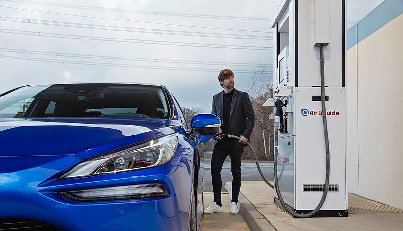 Rüssel rein, kurz tanken und - elektrisch - weiterfahren: Kurze Tankstopps wie beim herkömmlichen Verbrenner sind ein Vorteil der Wasserstoffautos. Rüssel rein, kurz tanken und - elektrisch - weiterfahren: Kurze Tankstopps wie beim herkömmlichen Verbrenner sind ein Vorteil der Wasserstoffautos.