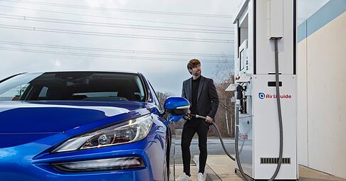 R&uuml;ssel rein, kurz tanken und - elektrisch - weiterfahren: Kurze Tankstopps wie beim herk&ouml;mmlichen Verbrenner sind ein Vorteil der Wasserstoffautos.
