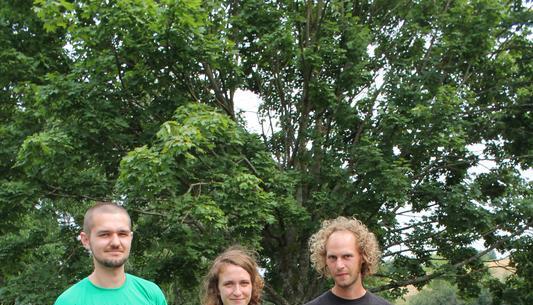 Z&auml;hlen zum Team, das bis Freitag das R&ouml;mersee-Festival am Gew&auml;sser bei Zimmerhof vorbereitet: Philipp Seitz (links), Lea Hofstetter und Sebastian Frey.
Foto: Gajer