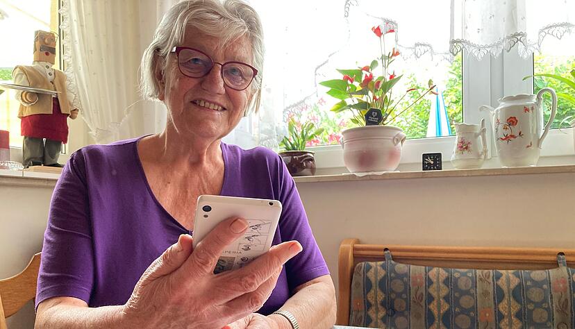 Lydia Ott sitzt mit ihrem Handy am Esszimmertisch. Der Betrugsversuch über Whatsapp habe sie gedanklich stark beschäftigt, sagt sie.
Foto: Adrian Hoffmann