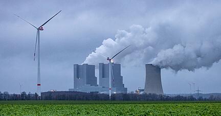 Dampf steigt aus dem RWE Power AG Kraftwerk Niederaußem in den morgendlichen Himmel auf. Der Energieverbrauch in Deutschland ist 2023 auf den niedrigsten Stand seit der Wiedervereinigung gefallen.
