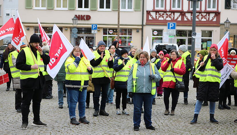 Zur Verdi-Kundgebung auf dem Öhringer Marktplatz kamen hauptsächlich Beschäftigte von Bauhof und Kitas. Das Schreibtischpersonal aus den Ämtern war in der Minderheit.