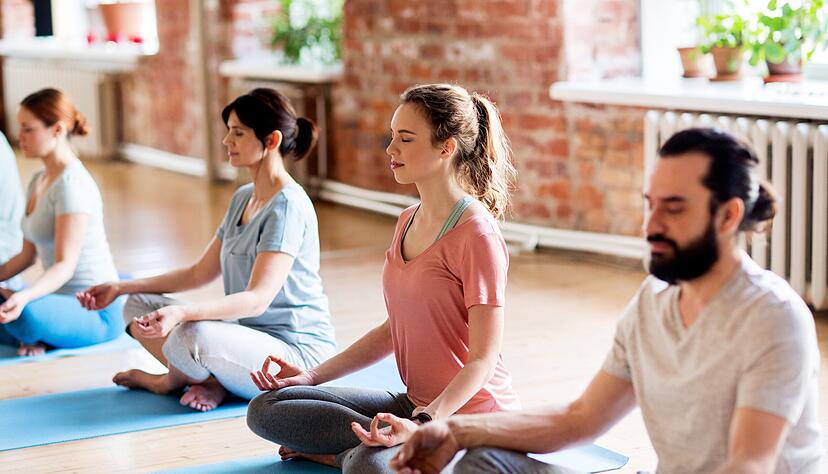Yoga, wie hier auf einem Themenfoto, ist in Flein beliebt. 15 Kurse gibt es in diesem Semester, von Kindern bis zu Senioren. Und zwar bis ins hohe Alter, es gibt sogar ein Angebot Yoga 80plus.