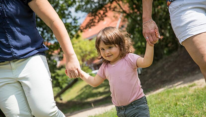 Kinder ab drei Jahren erleiden häufiger einen sogenannten Hüftschnupfen. Das sind Beschwerden, die nach einer Infektion der oberen Luftwege oder des Darmtraktes an der Hüfte auftreten. Kinder ab drei Jahren erleiden häufiger einen sogenannten Hüftschnupfen. Das sind Beschwerden, die nach einer Infektion der oberen Luftwege oder des Darmtraktes an der Hüfte auftreten.
