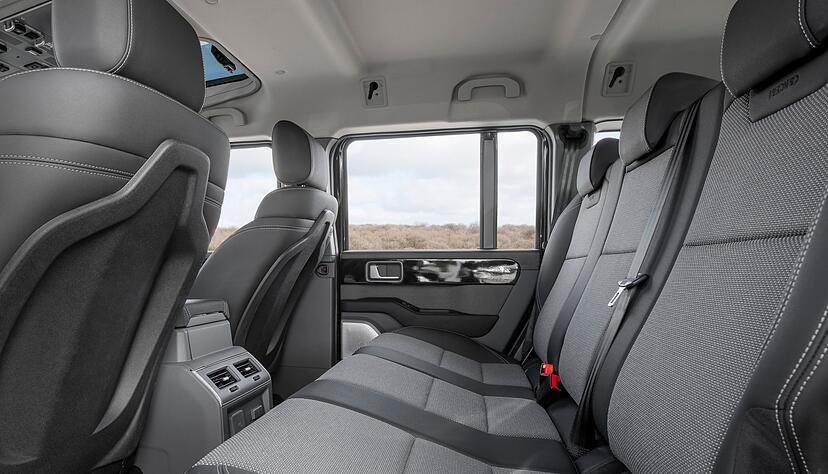 Auch innen geht es mehr rustikal als vornehm zu. Auf der R&uuml;ckbank des Grenadier finden drei Personen Platz.