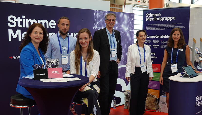 Ein weiteres Familienunternehmen aus der Region: Das Stimme-Team zeigt in K&uuml;nzelsau Flagge.