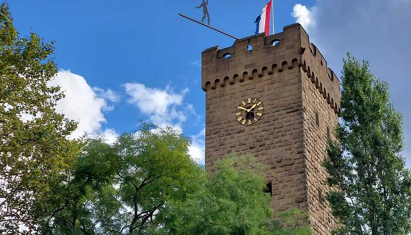 Der Götzenturm war früher Teil der Stadtmauer von Heilbronn. Heute ist auf ihm die Skulptur "Über dem Abgrund" montiert. Der Götzenturm war früher Teil der Stadtmauer von Heilbronn. Heute ist auf ihm die Skulptur "Über dem Abgrund" montiert.