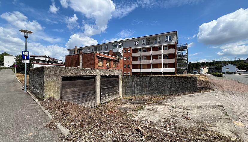 Das ehemalige Adolf-Nieden-Haus, einem Pflegeheim der bundesweit tätigen Gruppe Curata, wurde im Juni 2023 geschlossen. Seitdem steht es leer. Noch in diesem Jahr soll es abgerissen und das Gelände neu bebaut werden. Das ehemalige Adolf-Nieden-Haus, einem Pflegeheim der bundesweit tätigen Gruppe Curata, wurde im Juni 2023 geschlossen. Seitdem steht es leer. Noch in diesem Jahr soll es abgerissen und das Gelände neu bebaut werden.